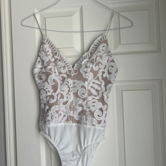 HELLO MOLLY VIXEN LACE BODYSUIT WHITE - Picture 3 of 7